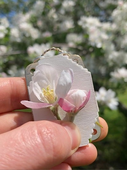 FloraKeep – Preserve Your Favorite Blossoms Forever!