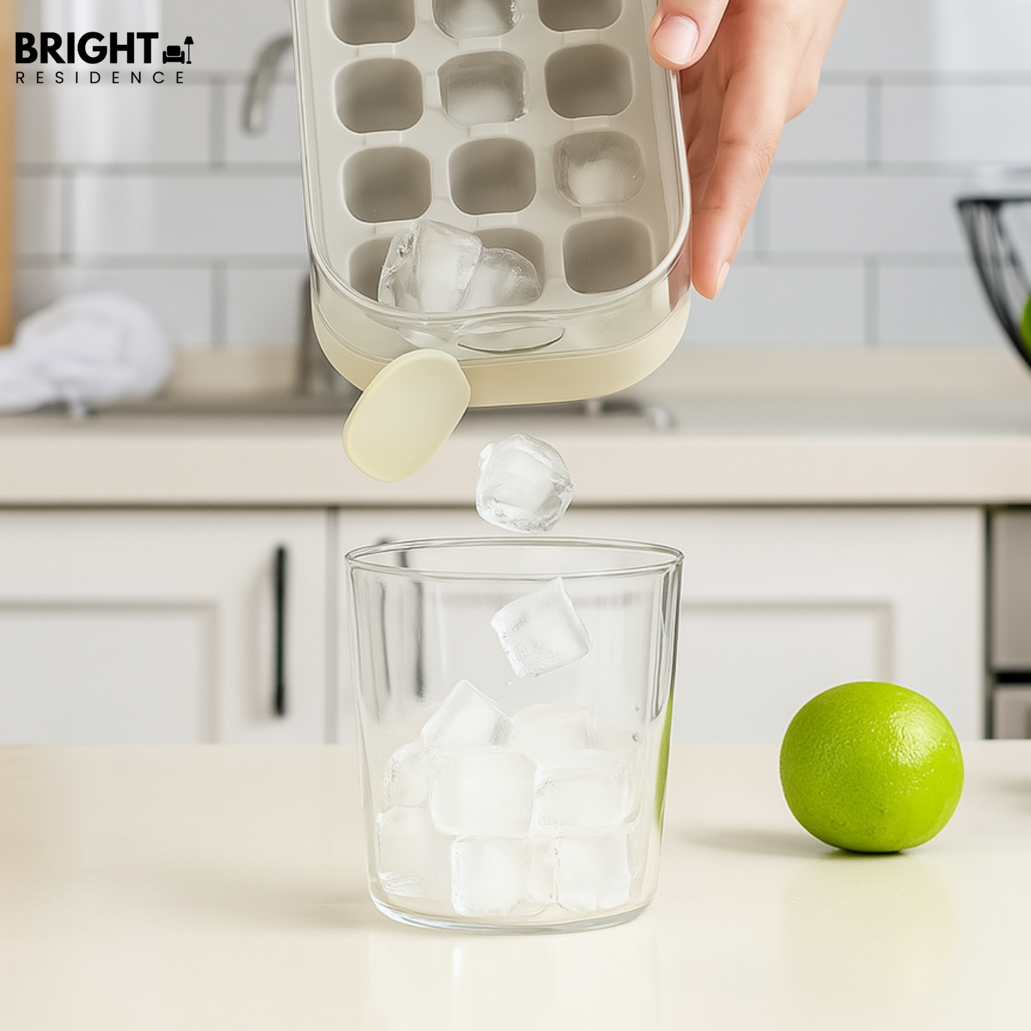 EasyCube – Effortless Ice Cubes at the Push of a Button!