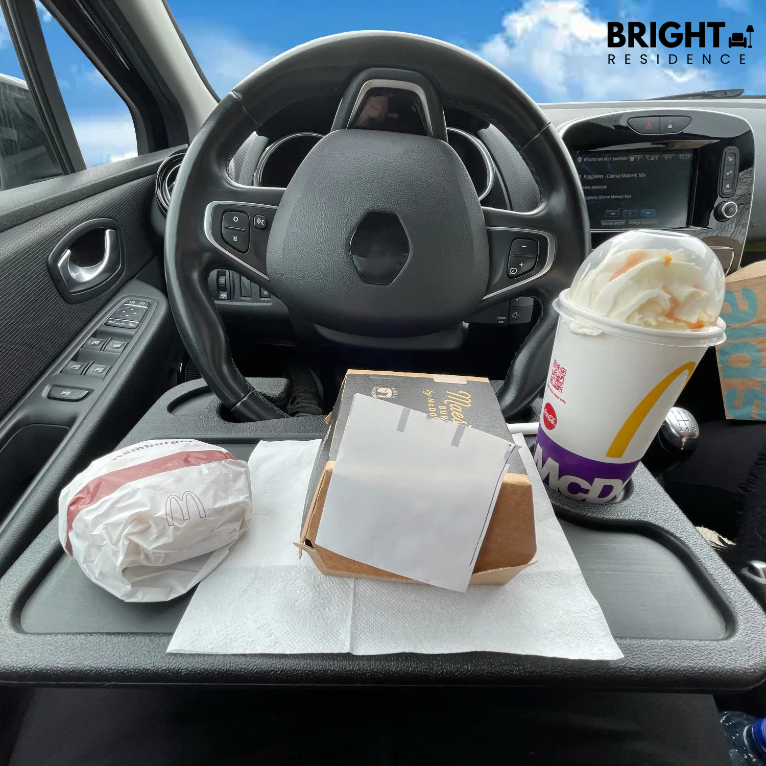 DriveDesk - Mobile workstation & dining table for the car
