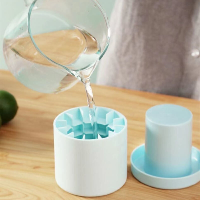 50% OFF | FrozenIce™ - Portable silicone ice cube maker with lid