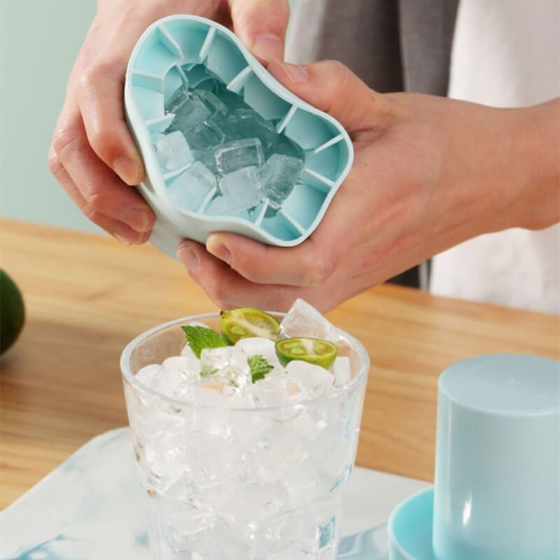 50% OFF | FrozenIce™ - Portable silicone ice cube maker with lid