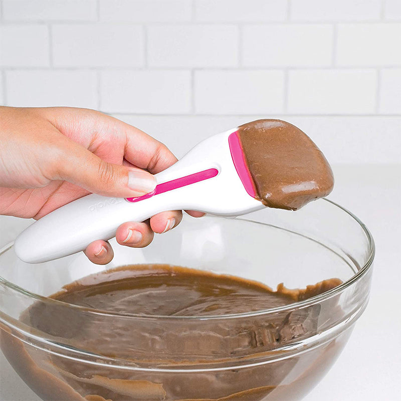 BakeScoop - Non-stick coated cake dispenser spoon