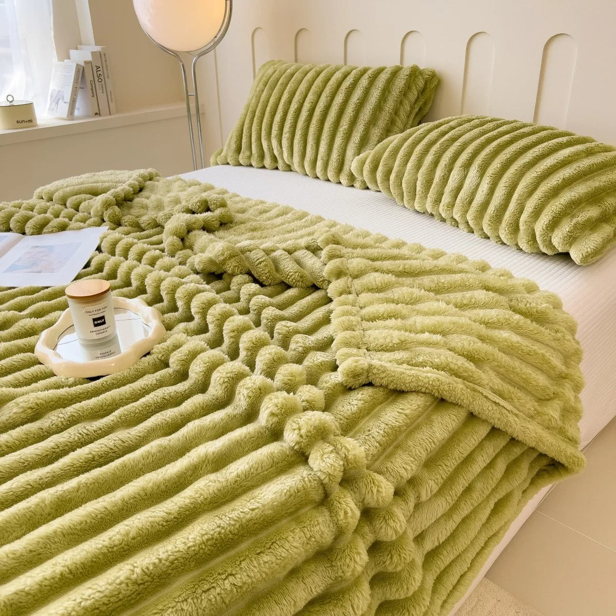 StripeHug - Multifunctional blanket with thick stripes