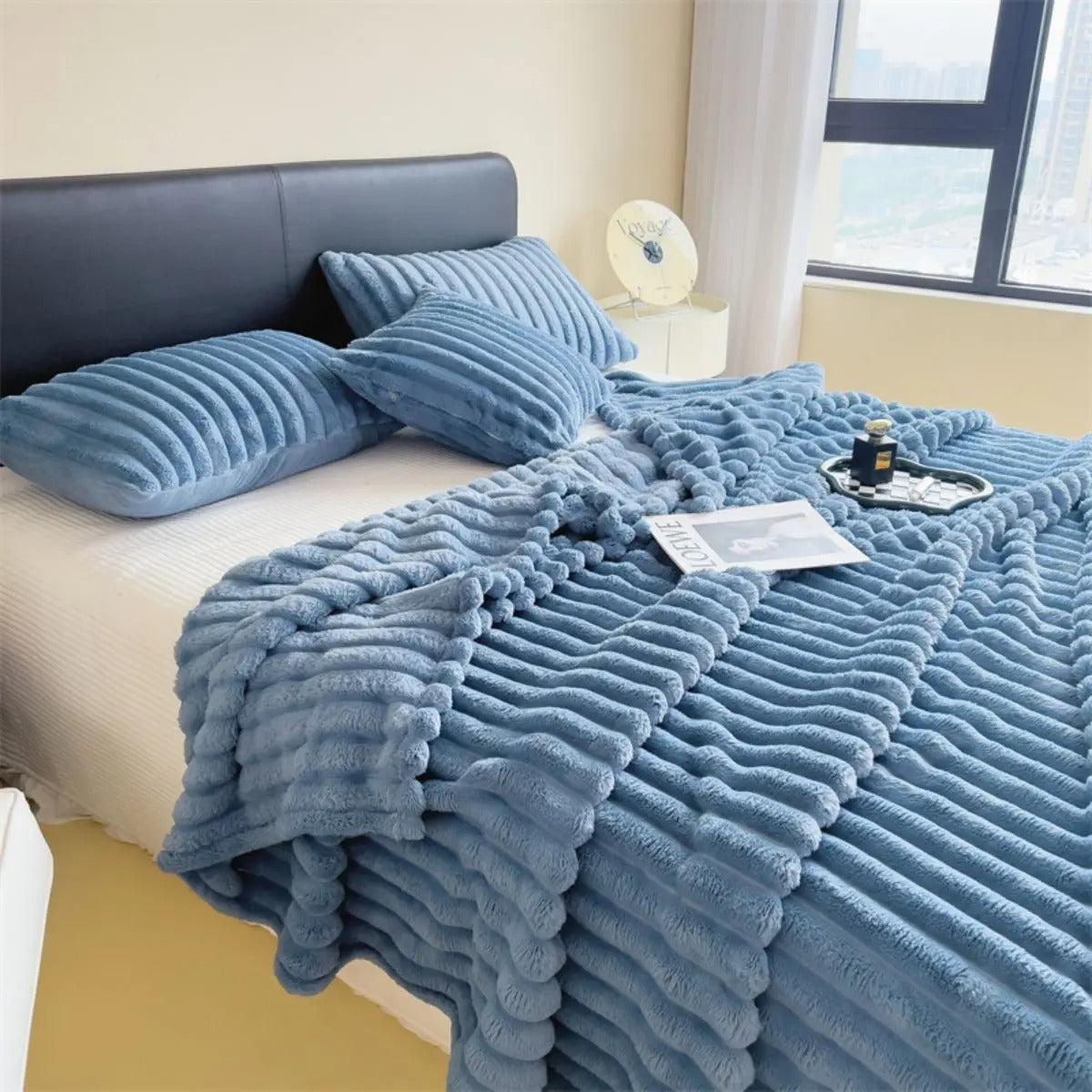 StripeHug - Multifunctional blanket with thick stripes