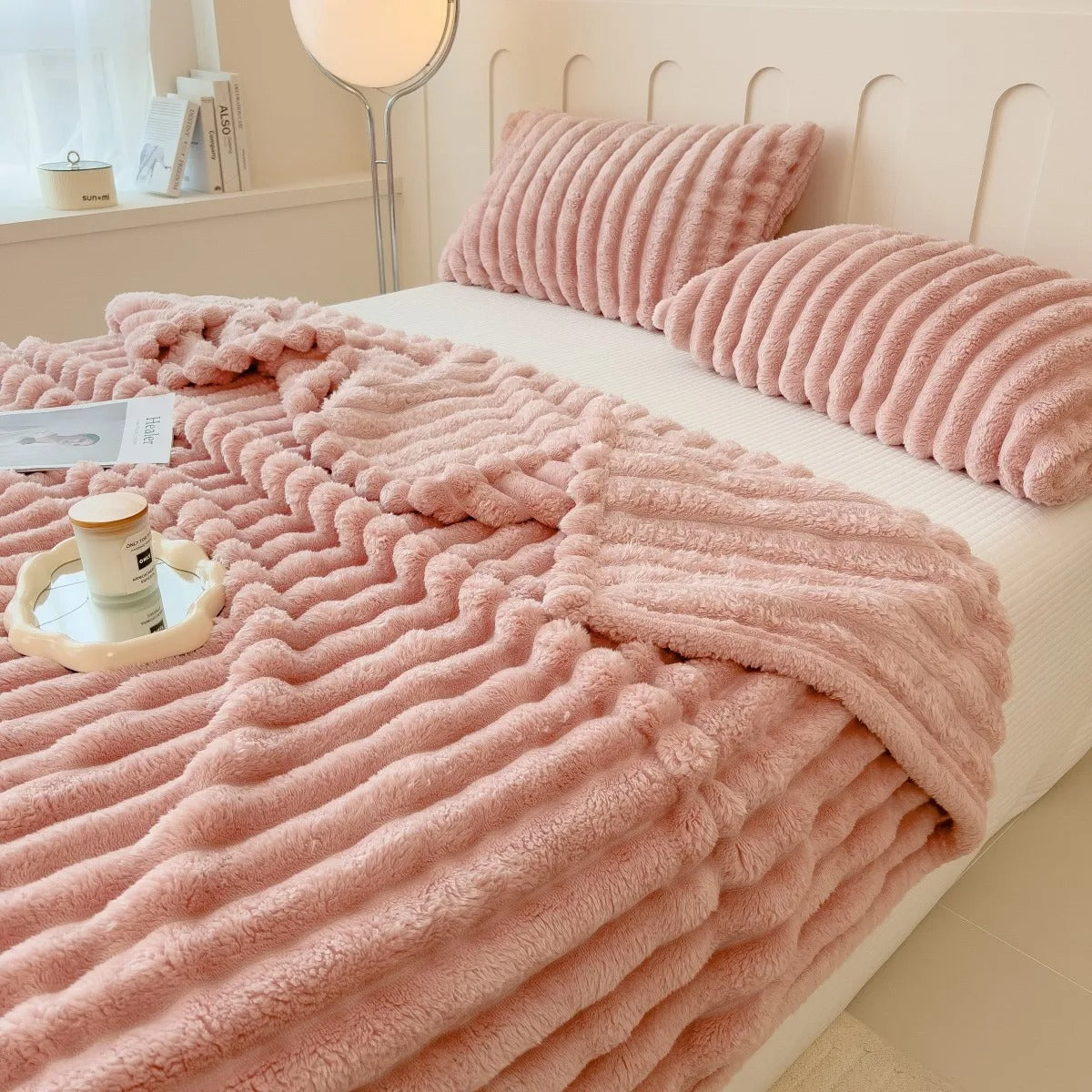 StripeHug - Multifunctional blanket with thick stripes