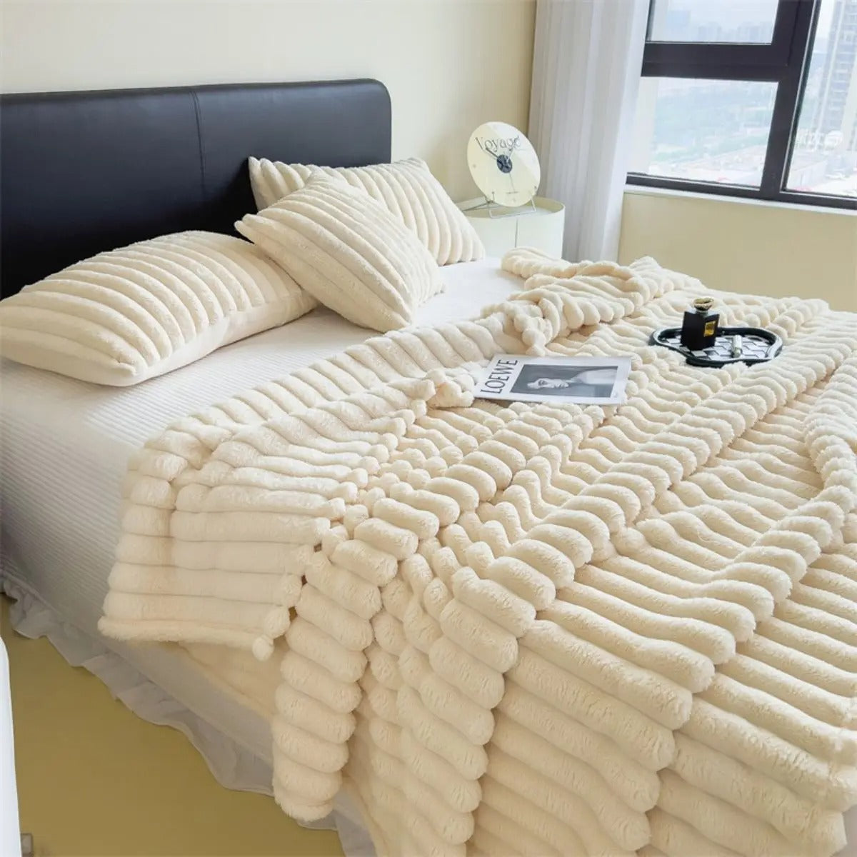 StripeHug - Multifunctional blanket with thick stripes
