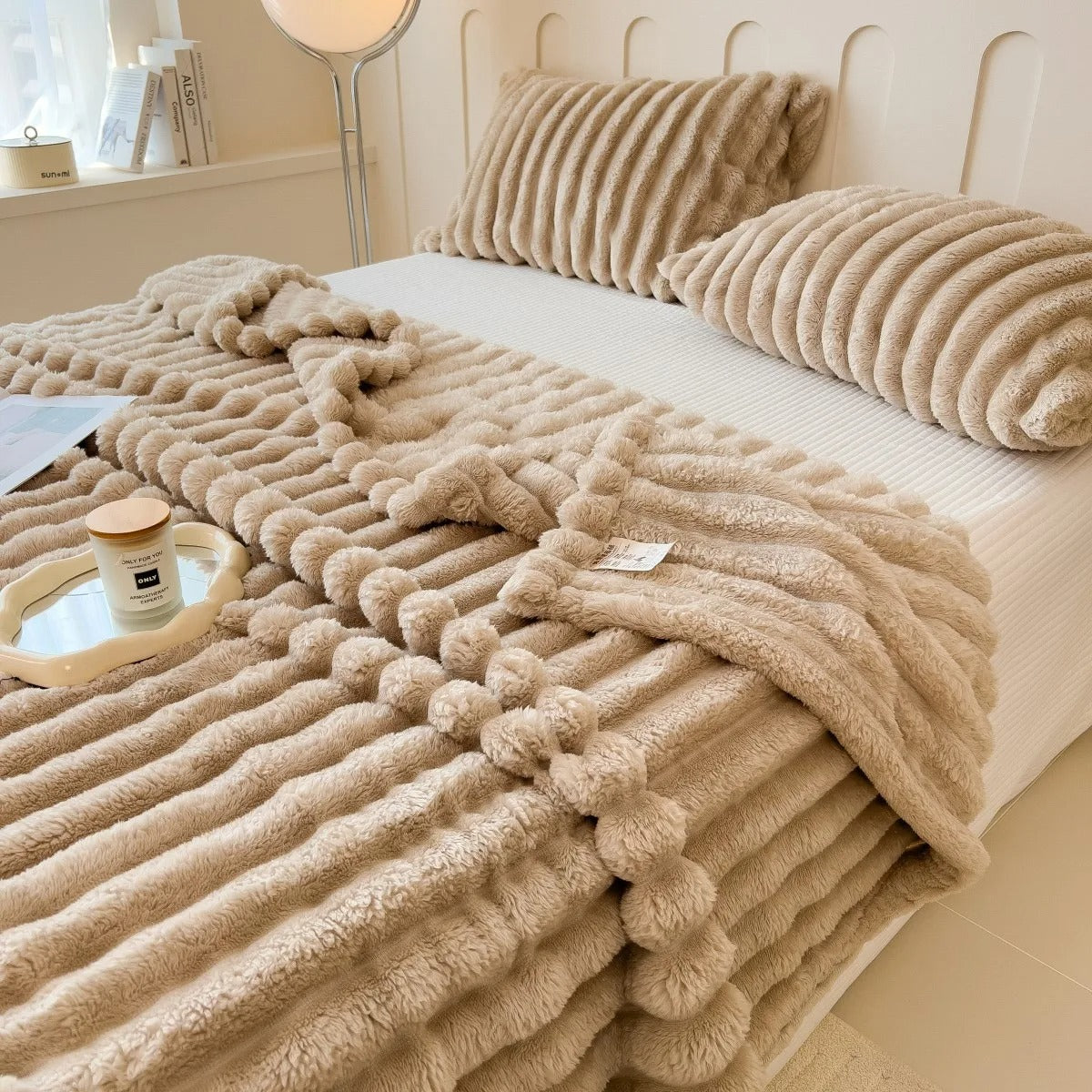 StripeHug - Multifunctional blanket with thick stripes