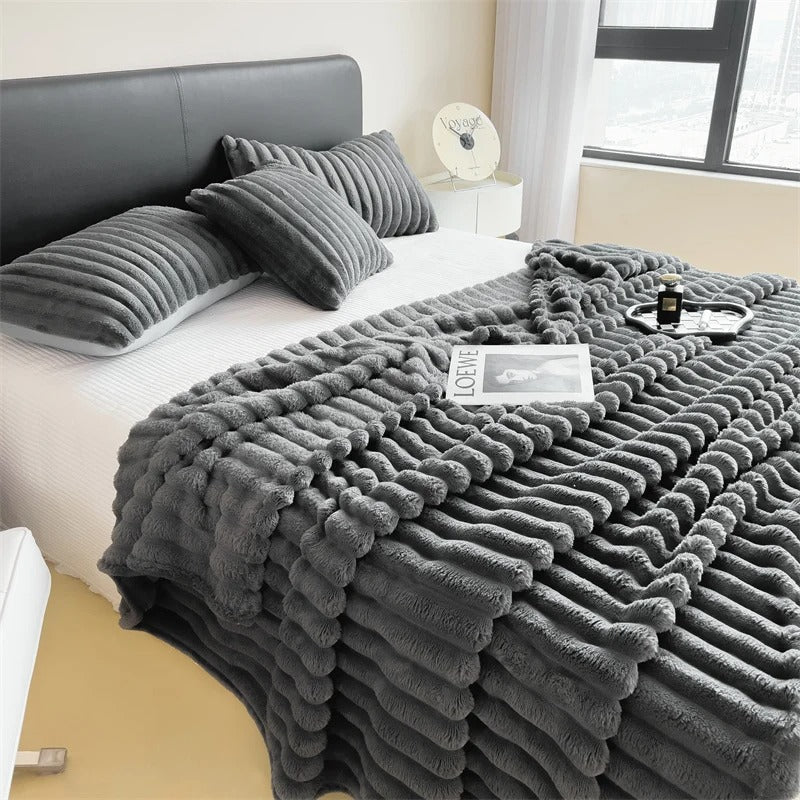 StripeHug - Multifunctional blanket with thick stripes